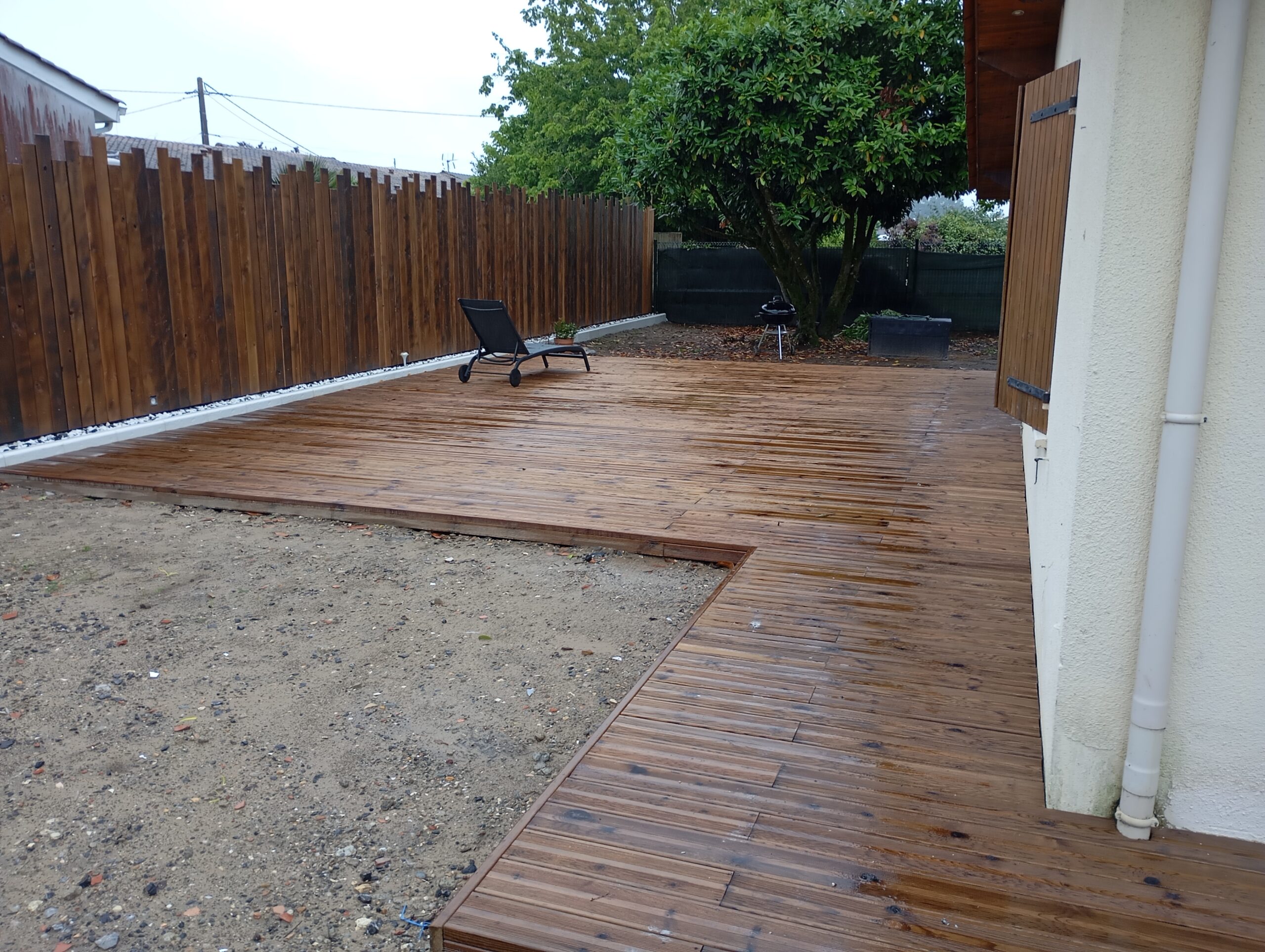 Sublimez votre jardin avec une terrasse en bois moderne